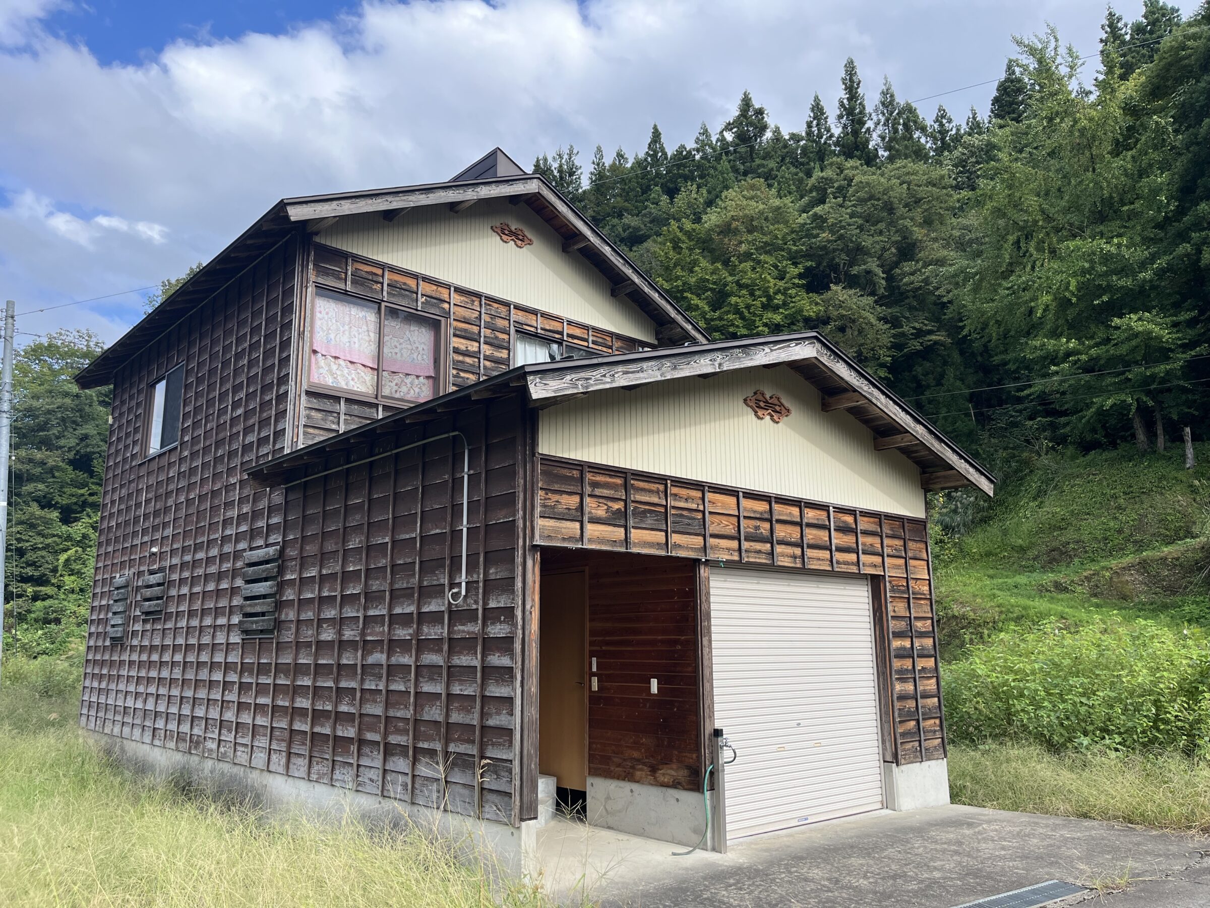 自然に囲まれた車庫付きの物件です